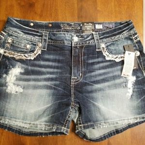 Miss Me Easy Shorts
*Size (32) NWT
