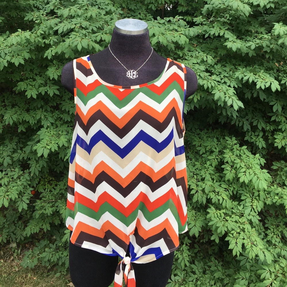 Sheer chevron neutral color top EUC!!