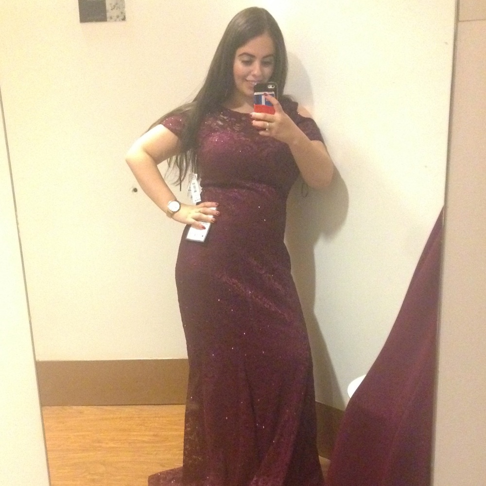 Sparkle wine burgundy gown with opened shoulders