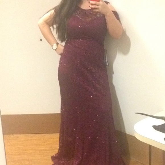Sparkle wine burgundy gown with opened shoulders - Picture 2 of 2