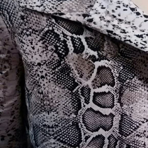 Snakeskin print blazer size large - Picture 2 of 5