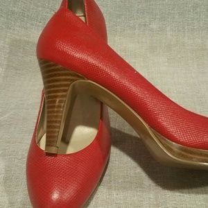 Nine West Red Embossed Leather Pump Size 7.5