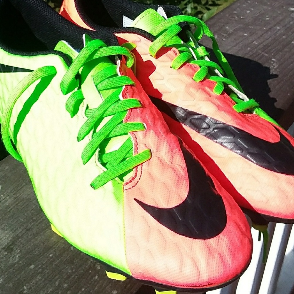 Nike soccer shoes womens 7.5