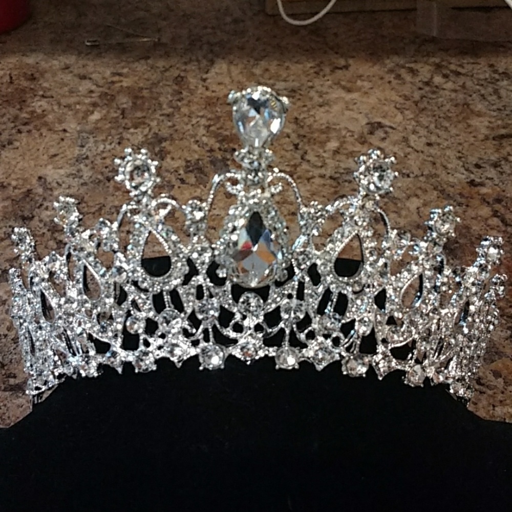 Beautiful Tiera in silver and Rhinestones