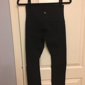 Lululemon Hi-Rise Wunder Under Crops, size 6