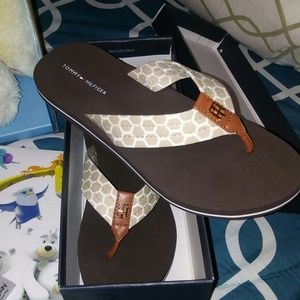Tommy flip flops brand new color in tan