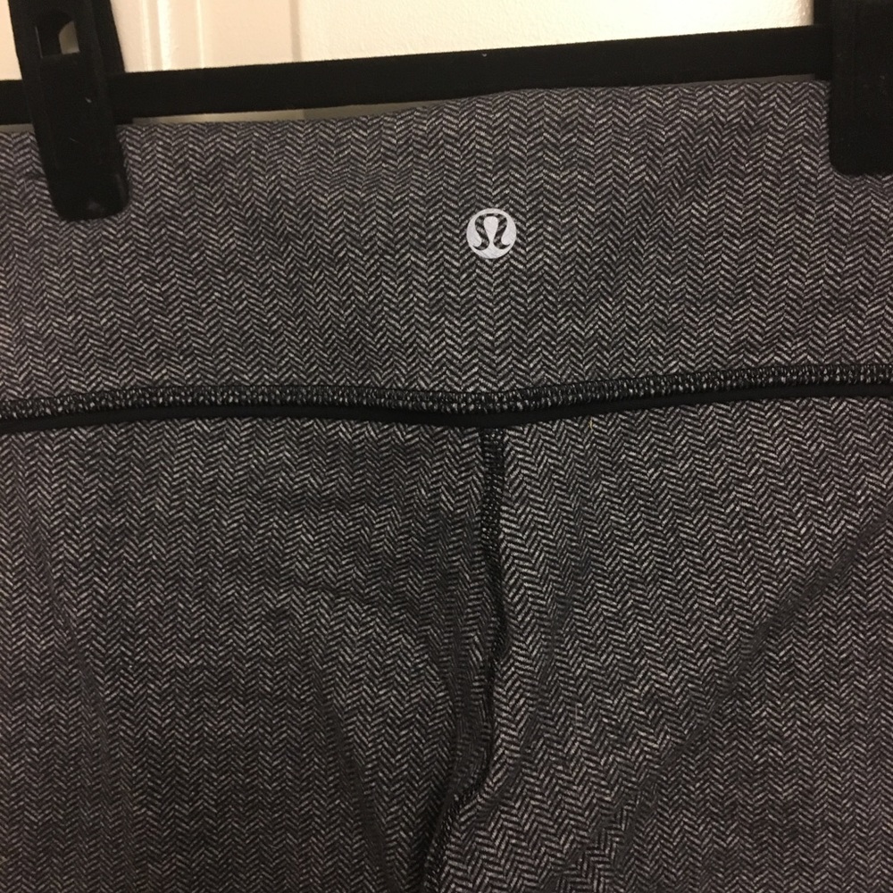 Lululemon Wunder Under Leggings, size 8