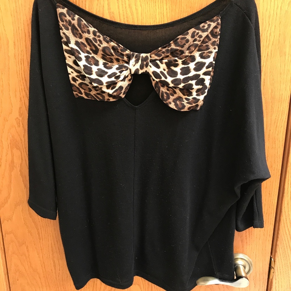 Dolman top with leopard print bow