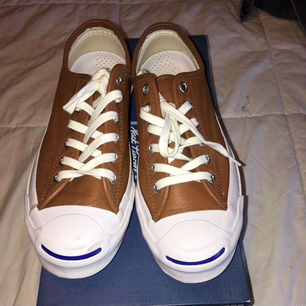 Brown and white converse leather shoe!
