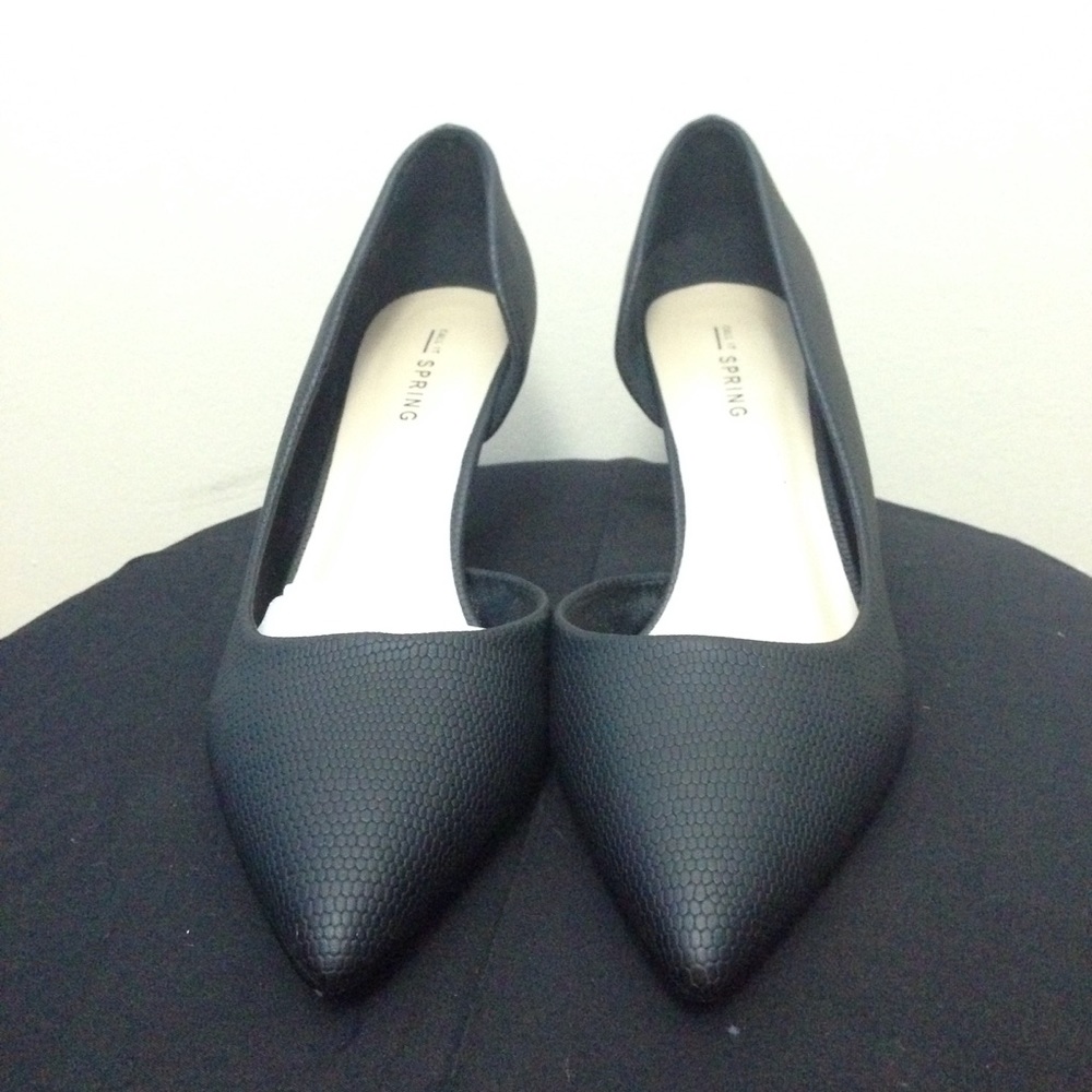 Pointed Faux Snake skin Heel!