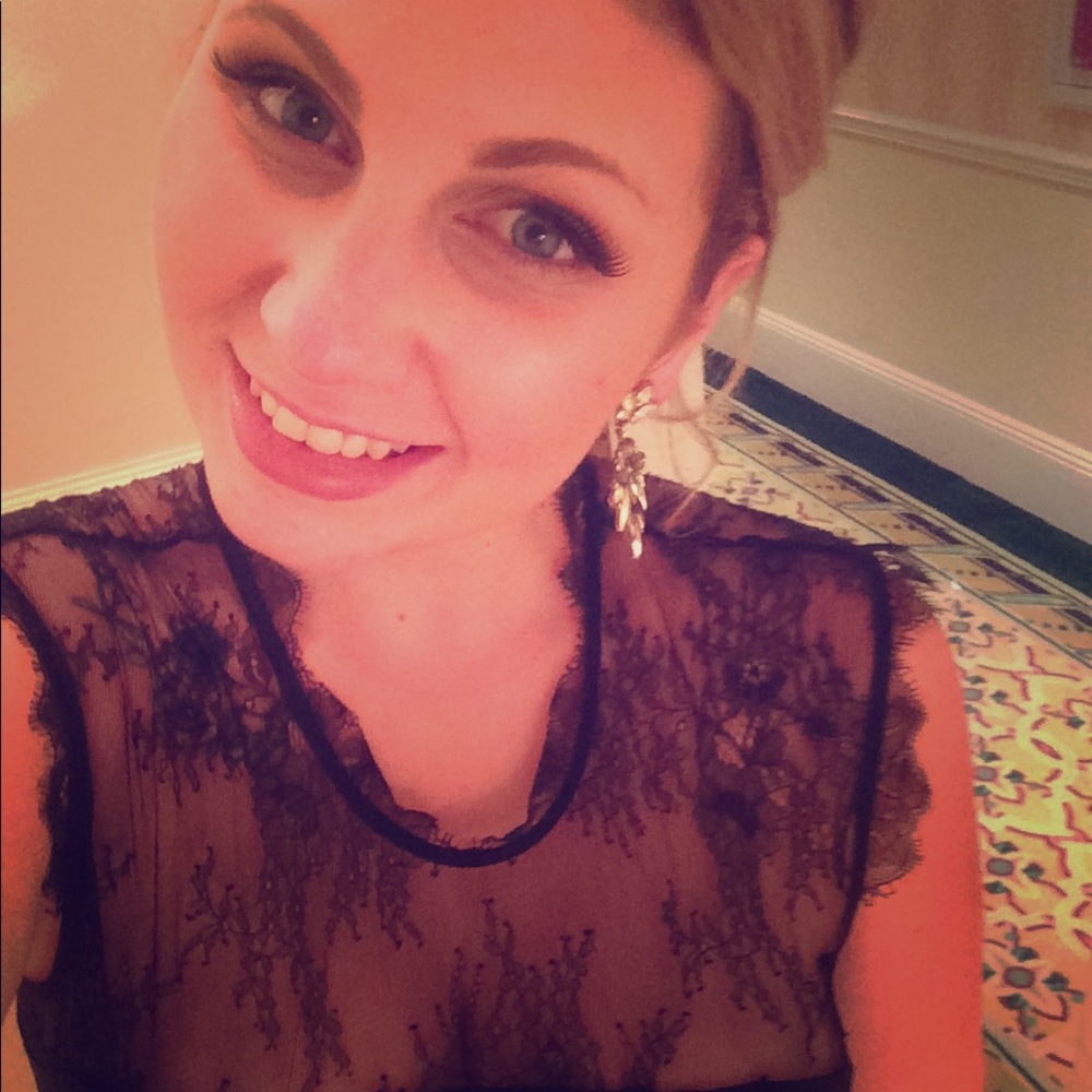 I give away free valuable items in each sale! 😊🎉