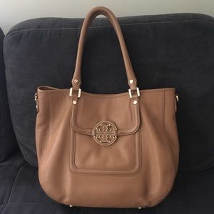 Tory Burch Amanda Hobo Bag (caramel)