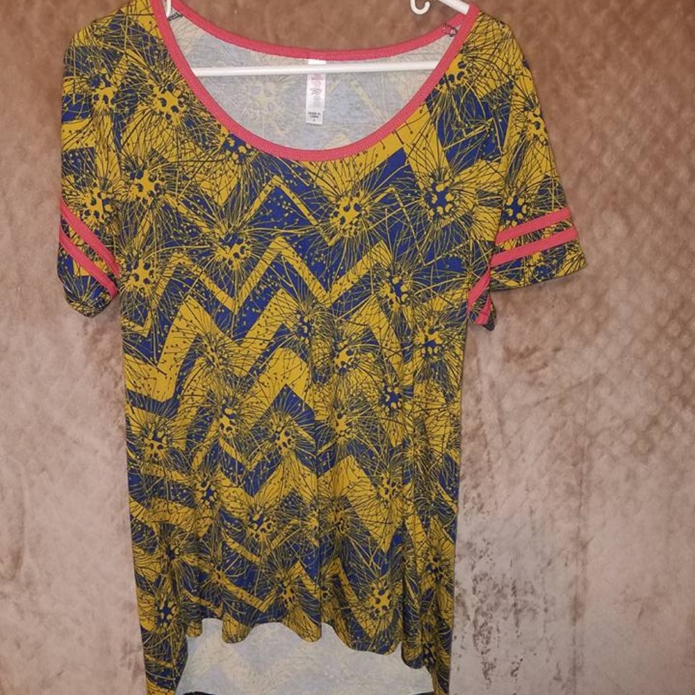 Lularoe  S classic Tee