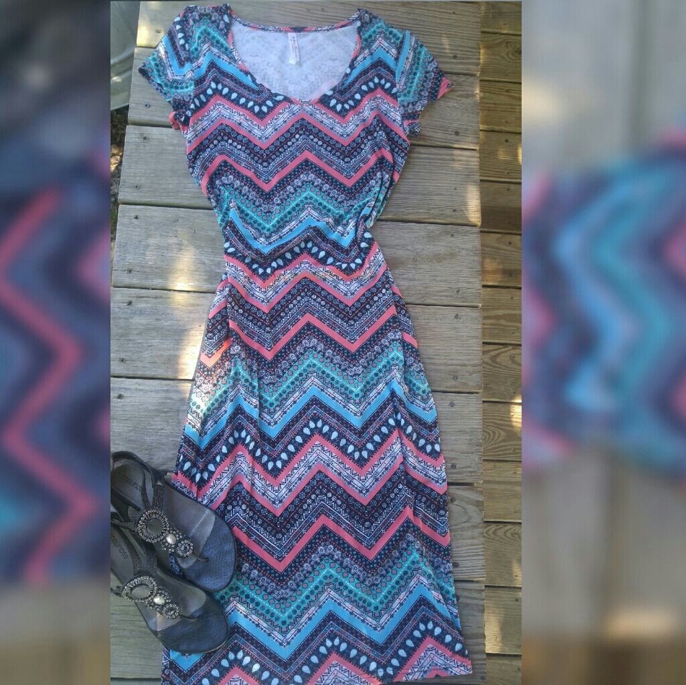 👗Love this Chevron Maxi Dress Med👗Leggings