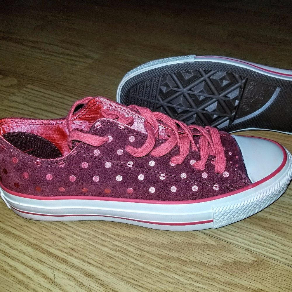 Never worn Chuck Taylor size 7