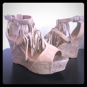 Cute fringe wedges! 😍