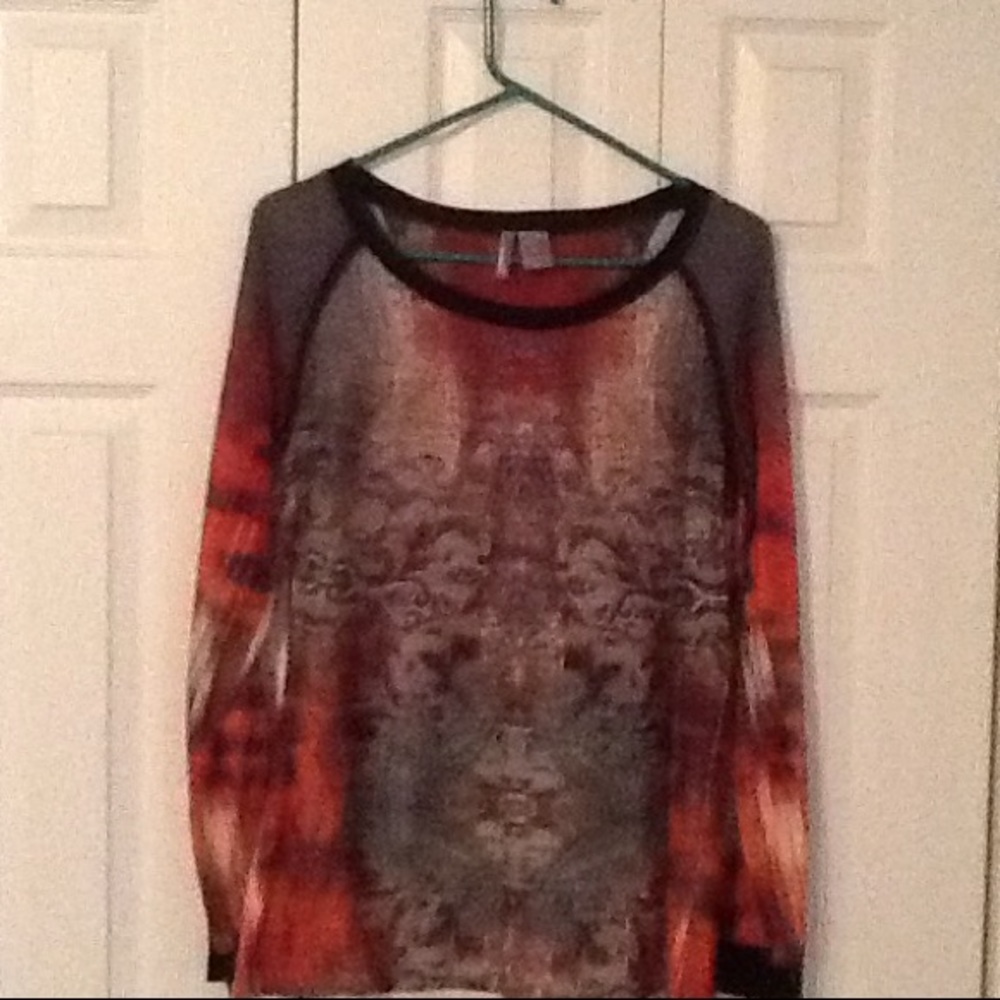 Beautifully pattern tee sizeL