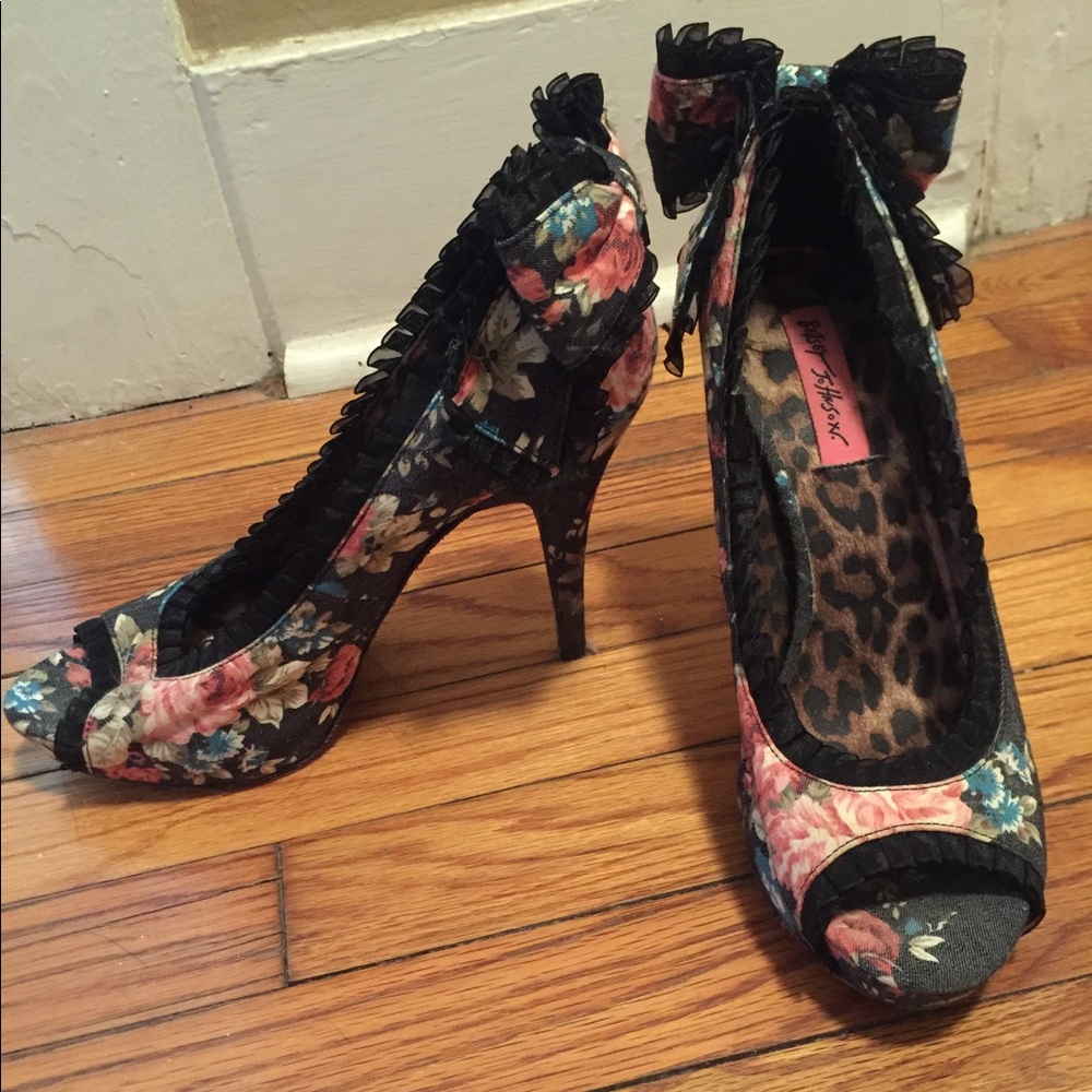 Cute floral Betsey Johnson heels!