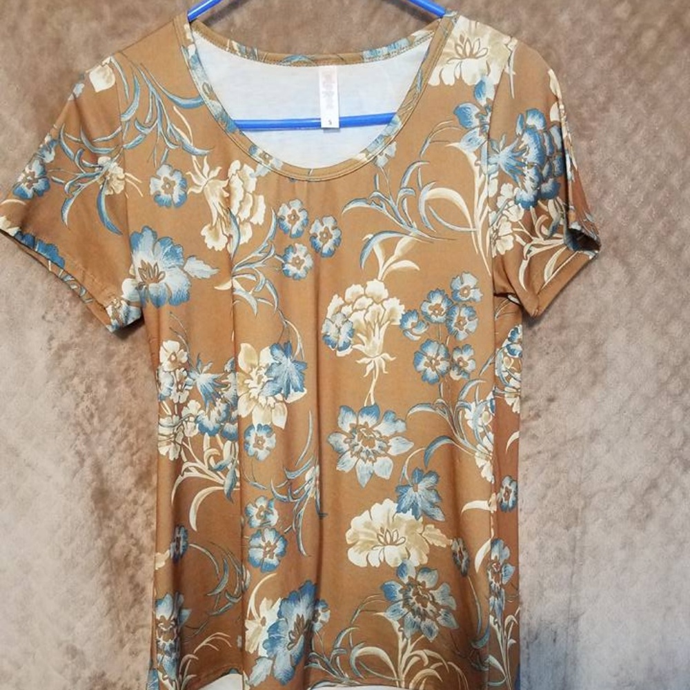 Lularoe  Small classic Tee