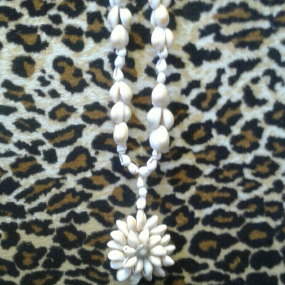 Flower necklace made of seashells