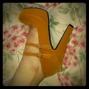 60's 70's style Mustard velvet heels 7.5