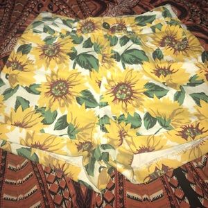 Sunflower denim shorts 🌻