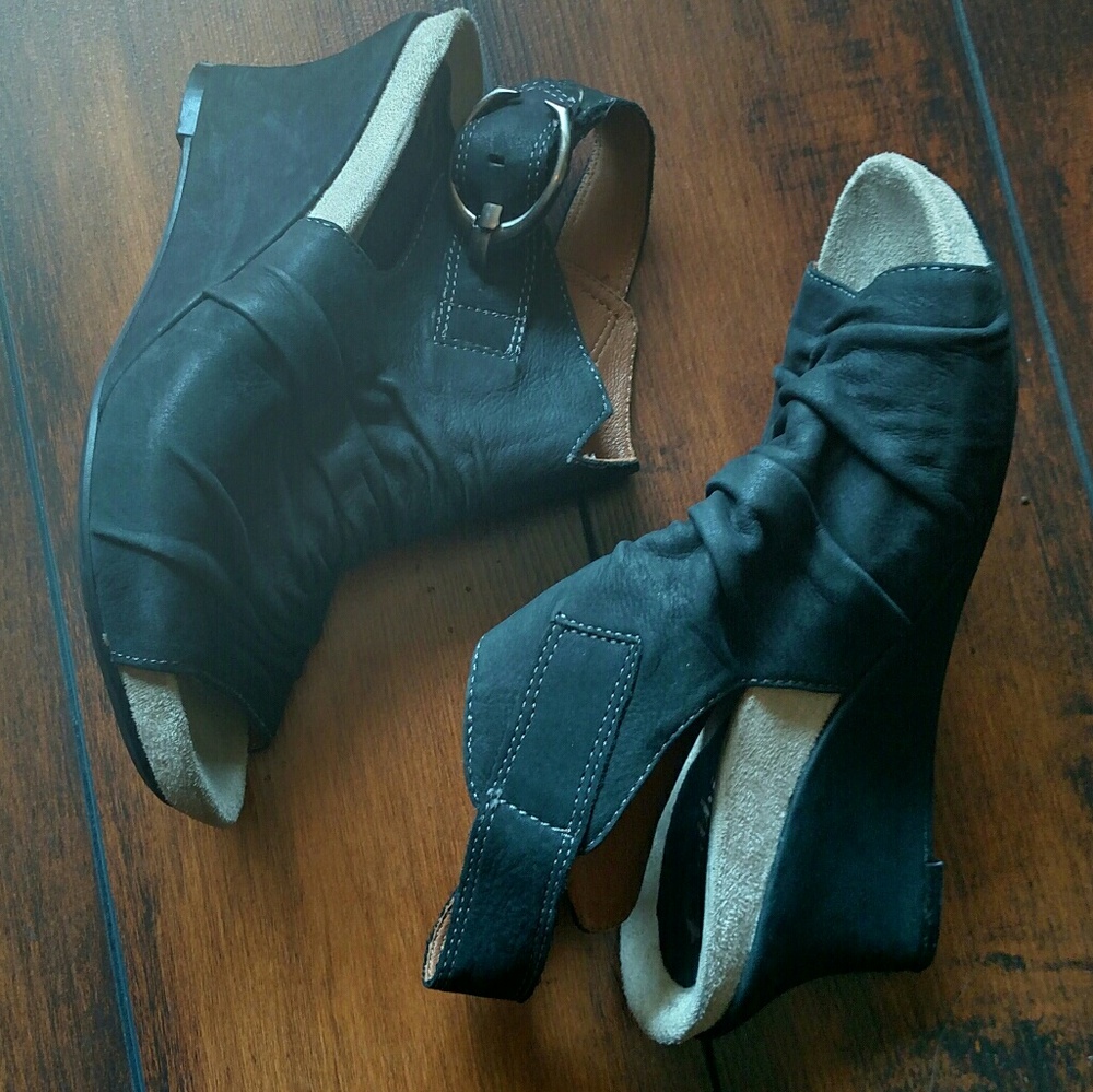 Earthies Black Leather Bonaire Too Wedge Sandals