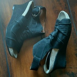 Earthies Black Leather Bonaire Too Wedge Sandals