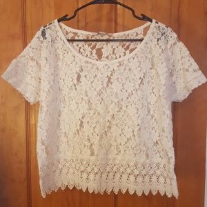 NWOT Gorgeous Floral Lace/Crochet Trim Ivory Top
