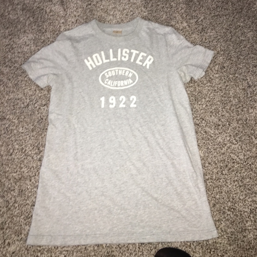 Light gray men's Hollister t-shirt