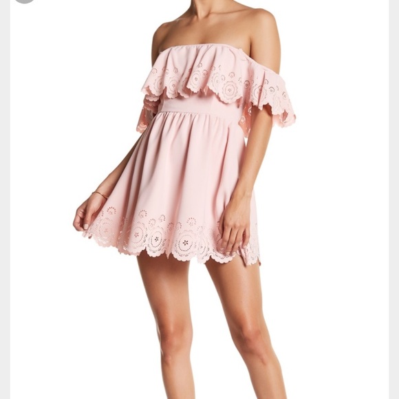 Lovers + Friends Dresses & Skirts - 💕HP💕Lovers + friends off the shoulder dress