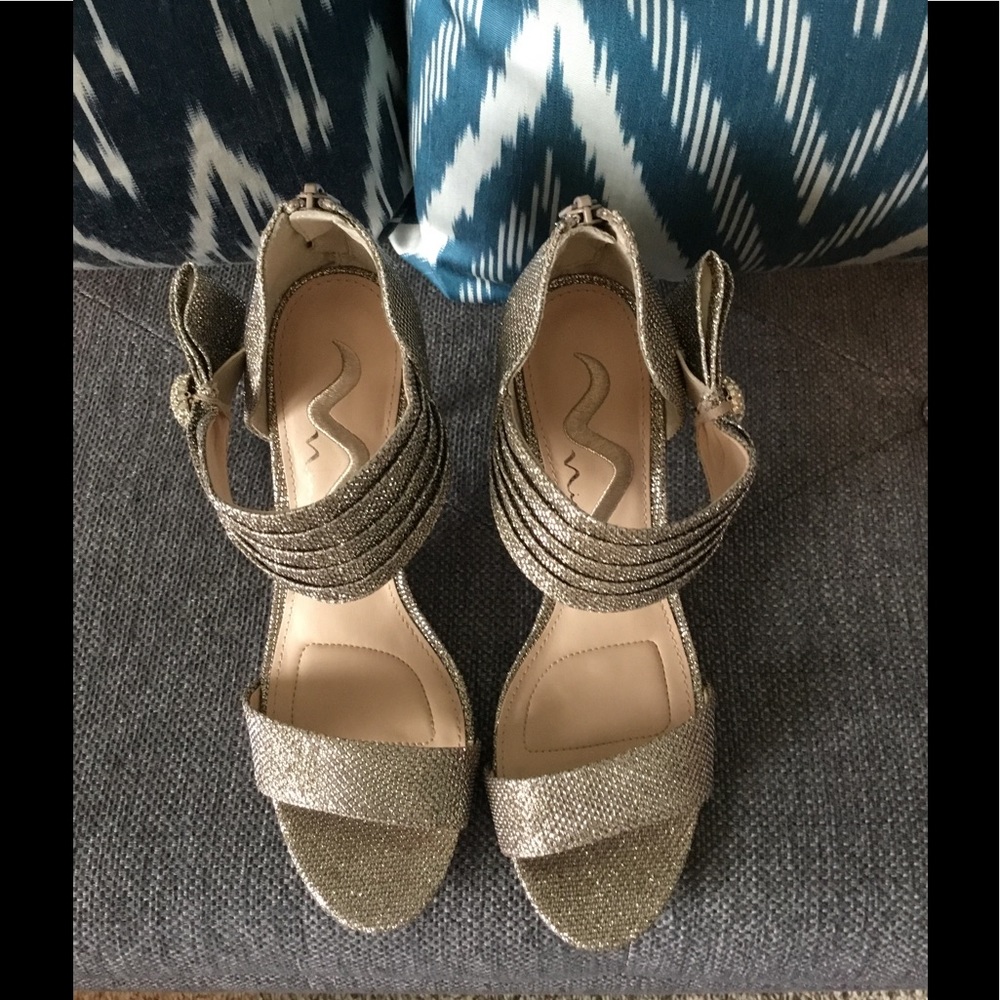 Nina gold glitter metallic sandals with bow size size 7 - Picture 2 of 4