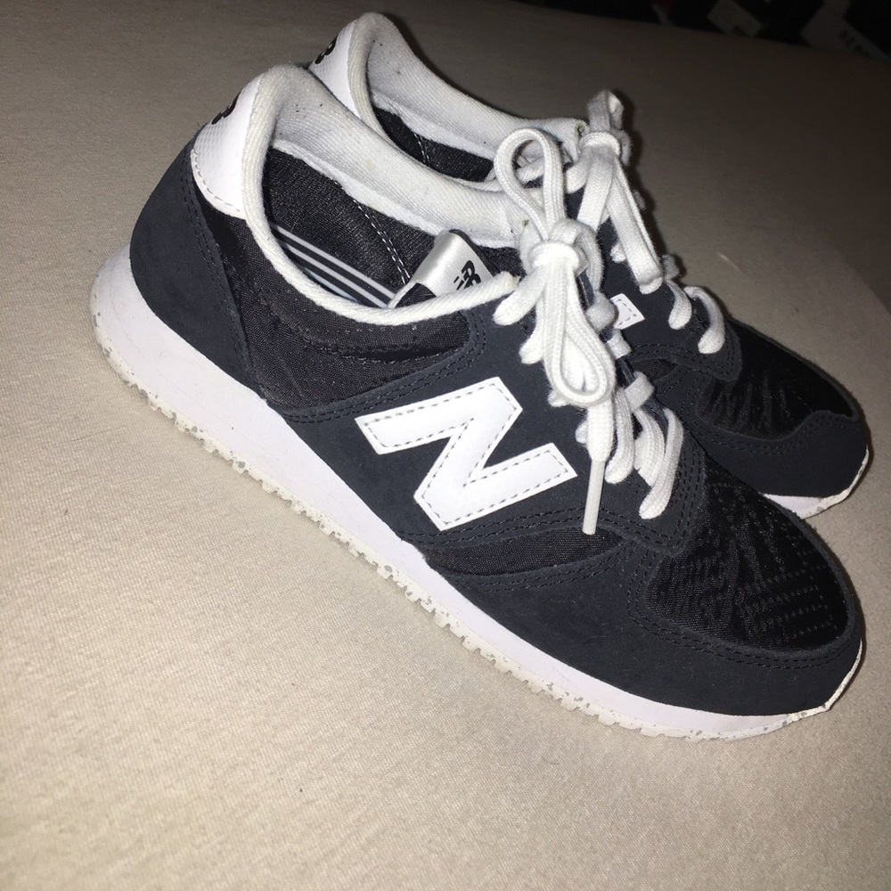 Size 5 woman new balance 420 shoe black and white