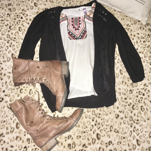 CLOSET CLOSING - Picture 2 of 5