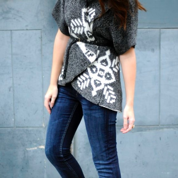 Express Sweaters - DONATING❄️Express • Short Sleeve Snowflake Sweater