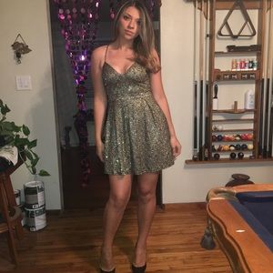 This is THE dress if you are a glitter lover❤️