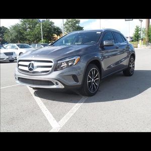 Meet your Posher, Aissatou