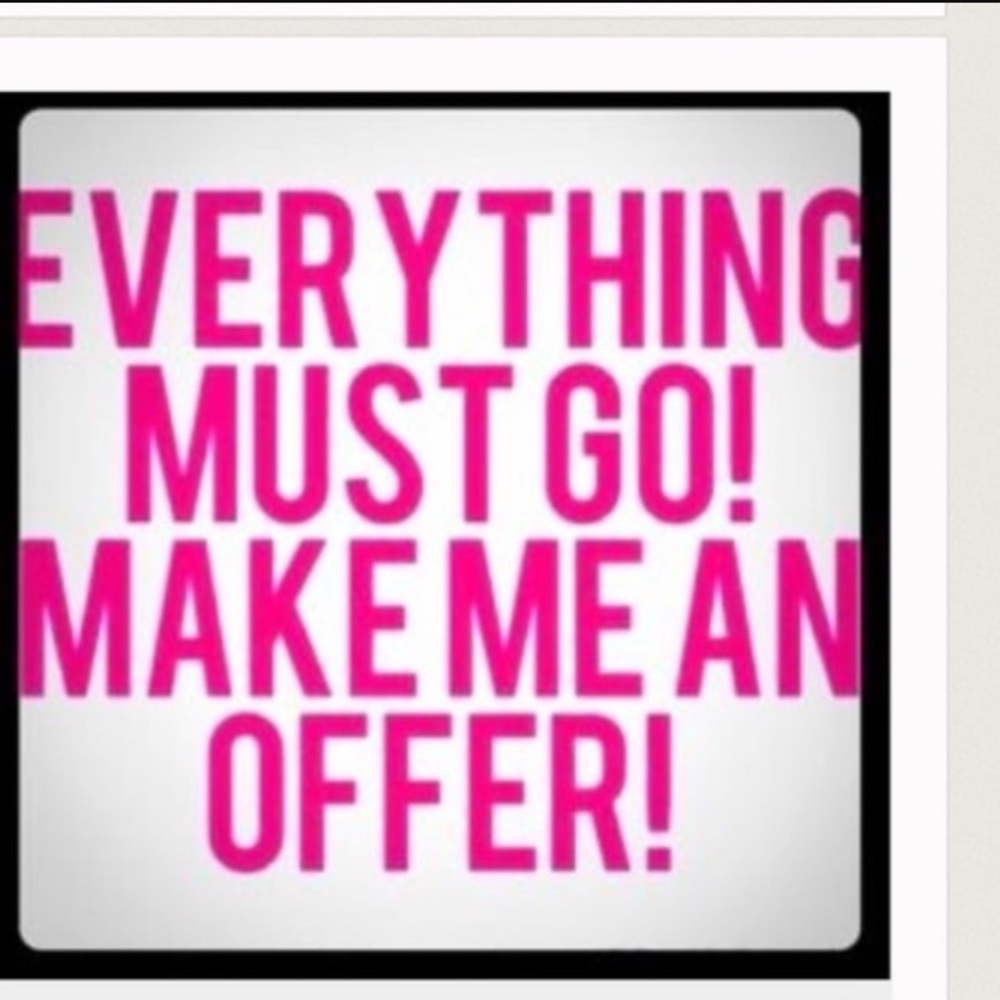 Open & accepting all offers! 🎀🛍