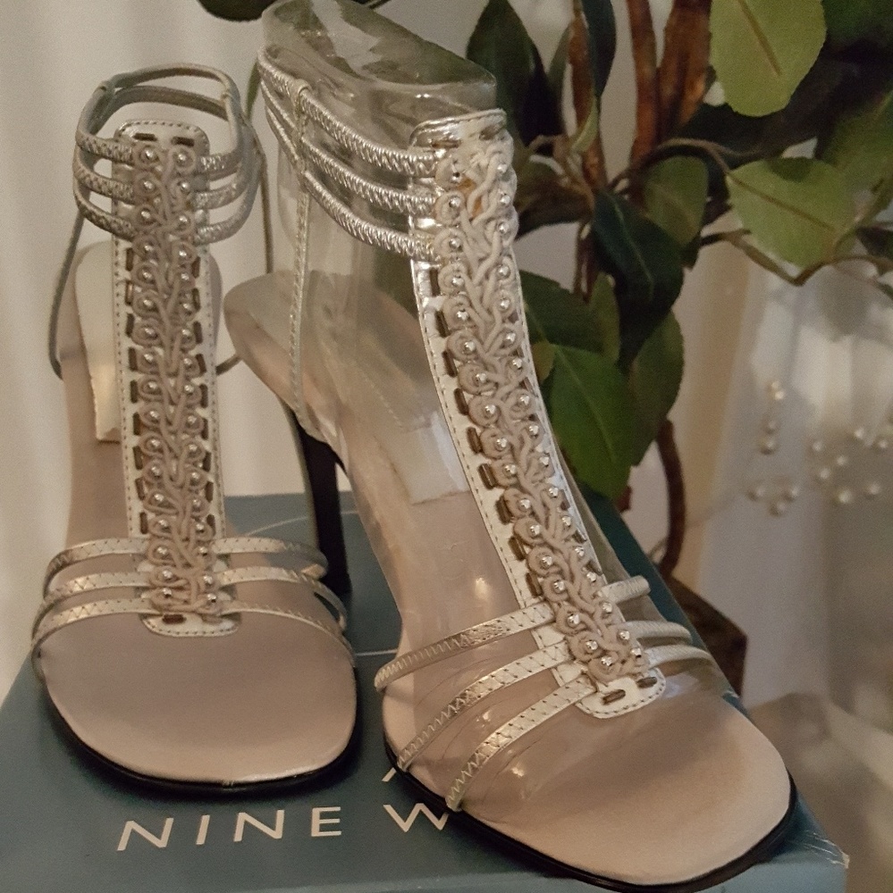 Nine West Rochelle silver leather shoes.