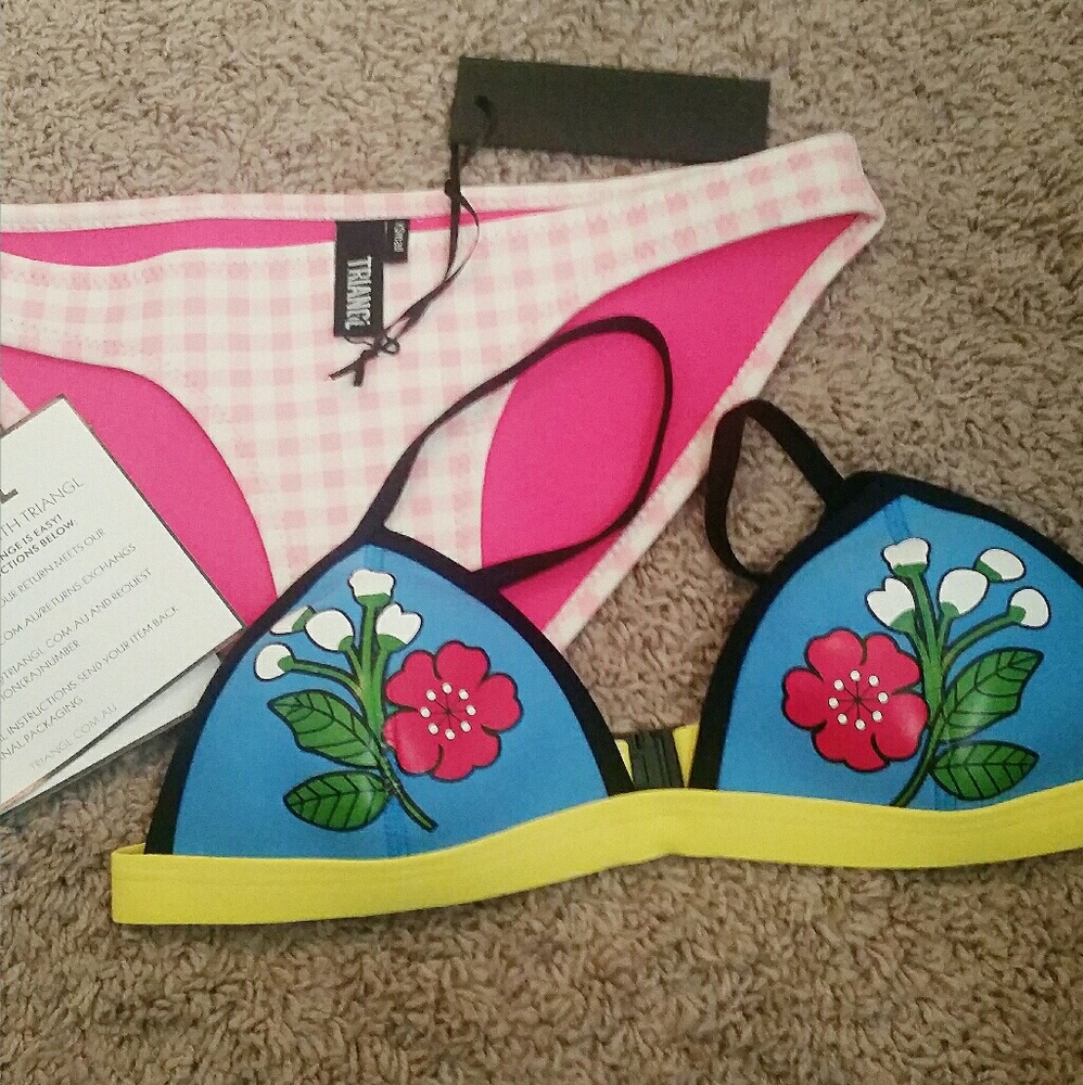 *1 HR SALE* NWT Triangl Top