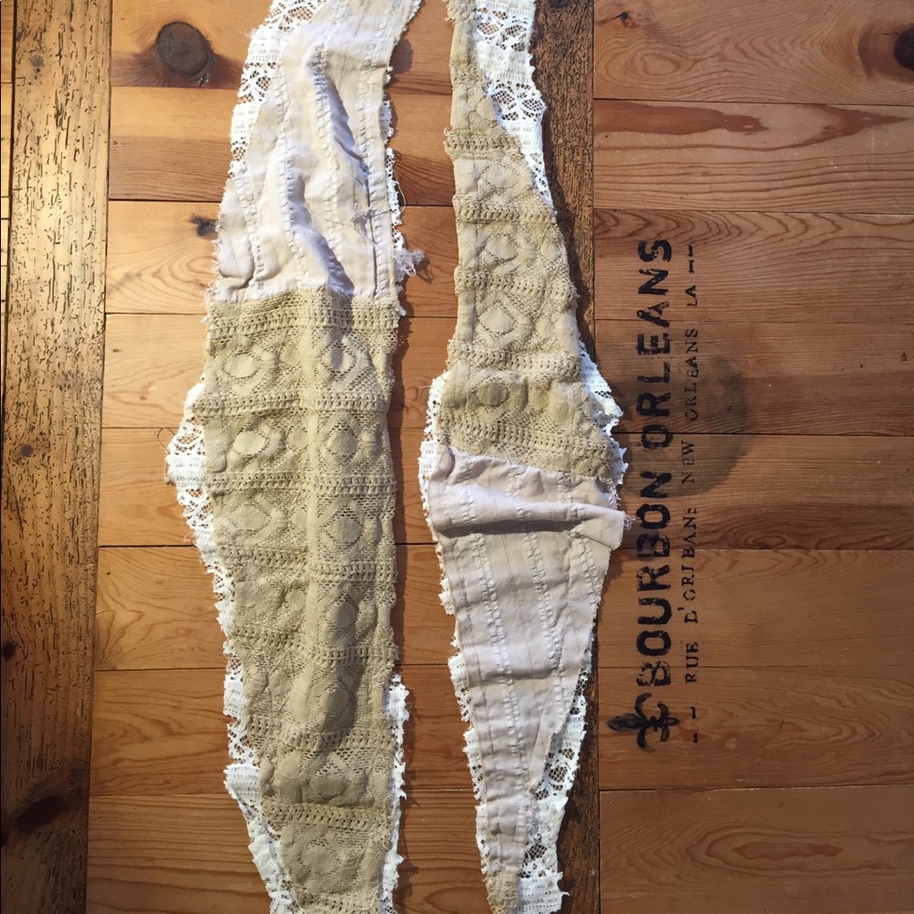 Small upcycled lace-on-lace bandana-esque scarf - Picture 2 of 8