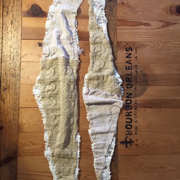 Small upcycled lace-on-lace bandana-esque scarf - Picture 2 of 8