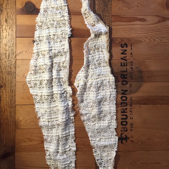 Small upcycled lace-on-lace bandana-esque scarf - Picture 3 of 8