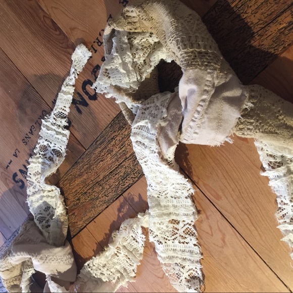 Small upcycled lace-on-lace bandana-esque scarf - Picture 4 of 8