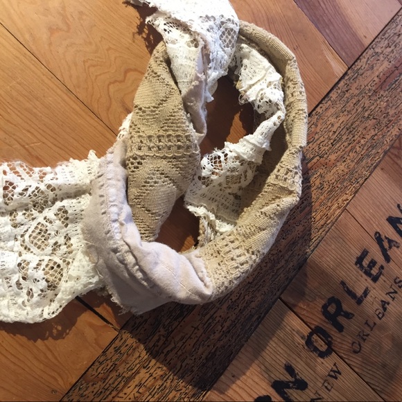 Small upcycled lace-on-lace bandana-esque scarf - Picture 5 of 8