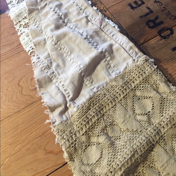 Small upcycled lace-on-lace bandana-esque scarf - Picture 6 of 8