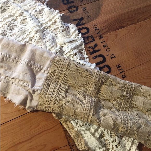 Small upcycled lace-on-lace bandana-esque scarf - Picture 8 of 8