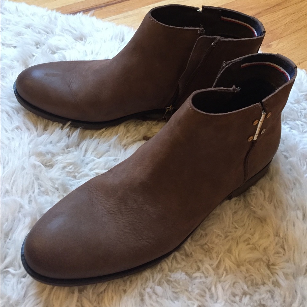 Tommy Hilfiger NWOT brown ankle boots