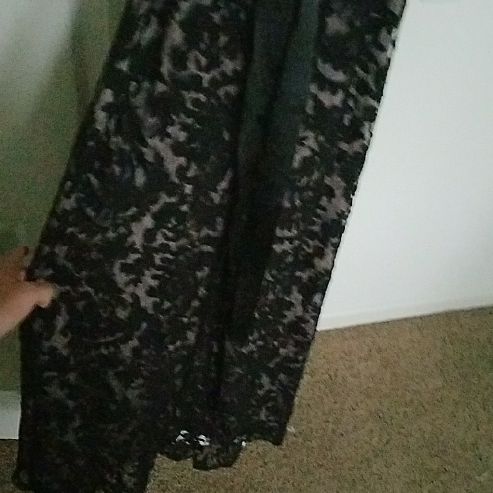 Simple and elegant black lace gown - Picture 4 of 8