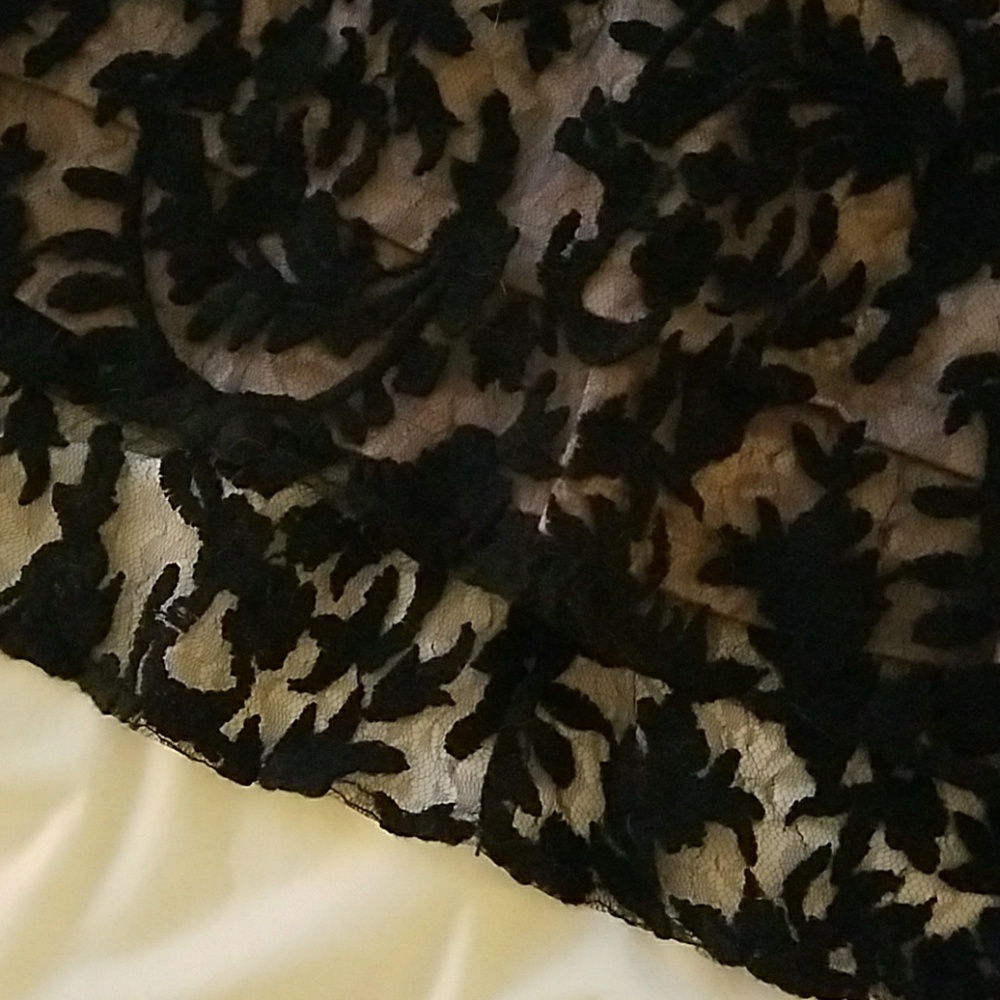 Simple and elegant black lace gown - Picture 5 of 8